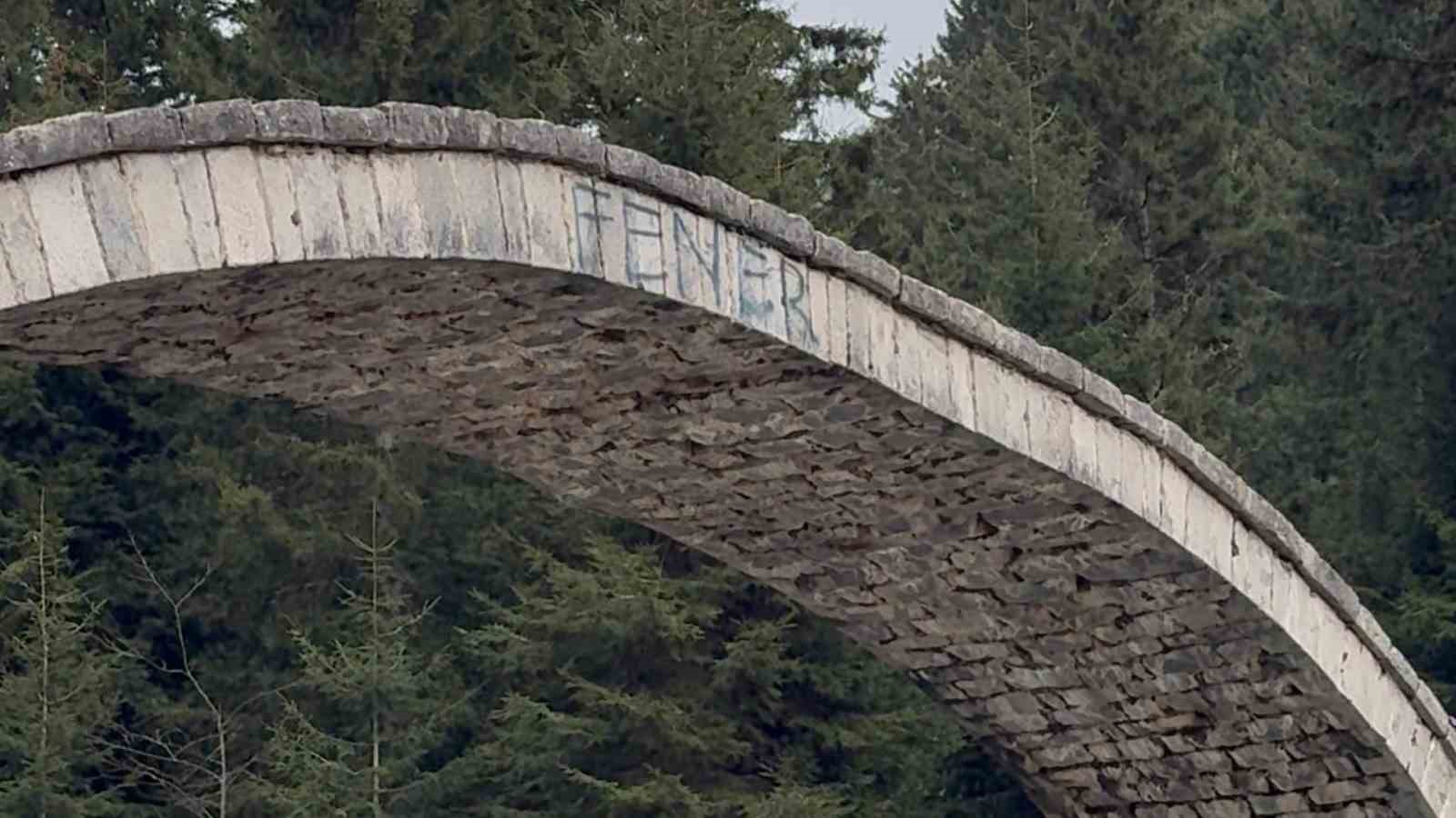 Rize'de tarihi kemer köprüye sprey boya ile zarar verildi