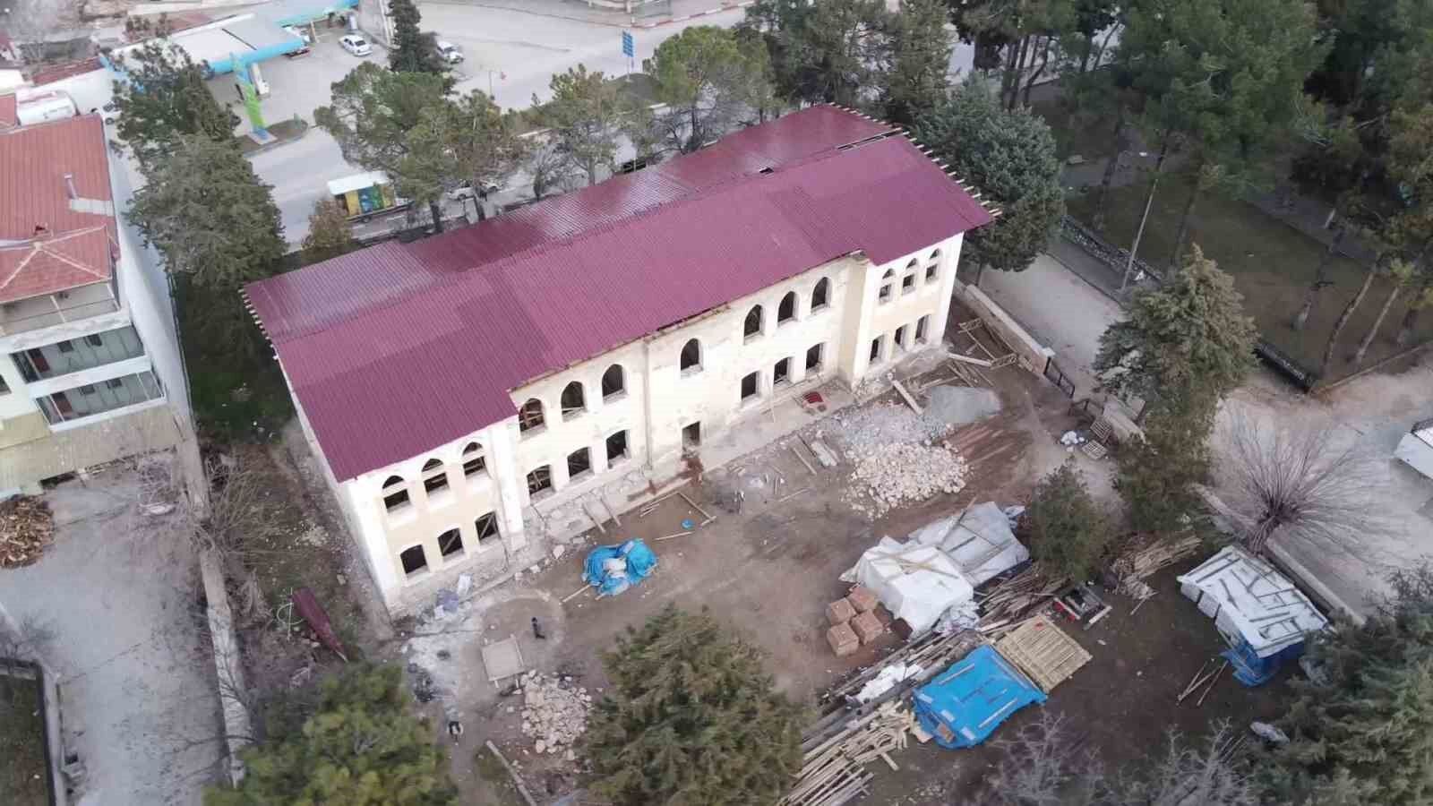 Çal'daki tarihi mektep restorasyonunda işçiler arasında kavga çıktı; 4 yaralı