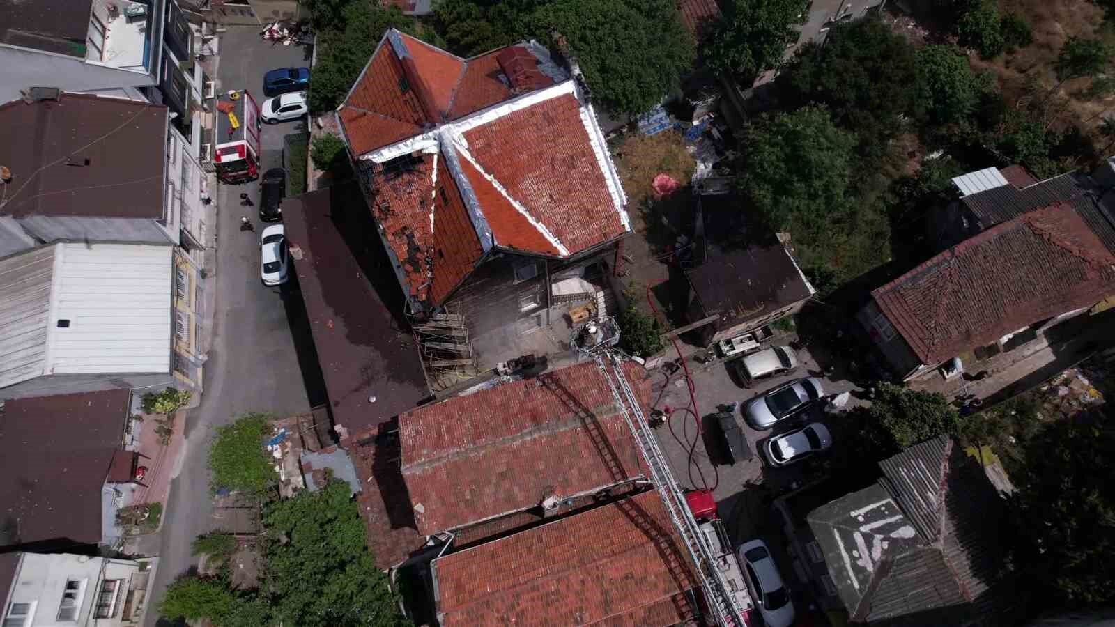 Fatih'te 2 katlı tarihi ahşap binada yangın