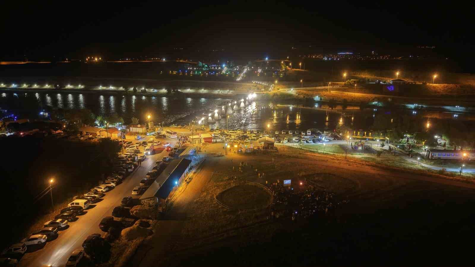 Muş'ta tarihi Murat Köprüsü'nde açık havada sinema keyfi