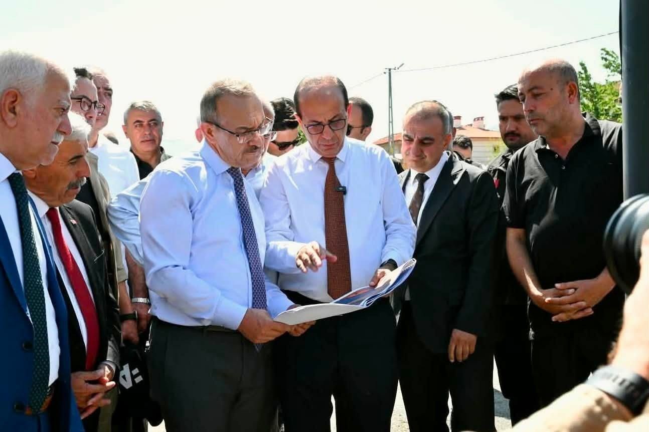 Vali Yavuz ile Büyükşehir Belediye Başkanı Er, Yeşilyurt'un tarihi bölgelerindeki yatırımları inceledi