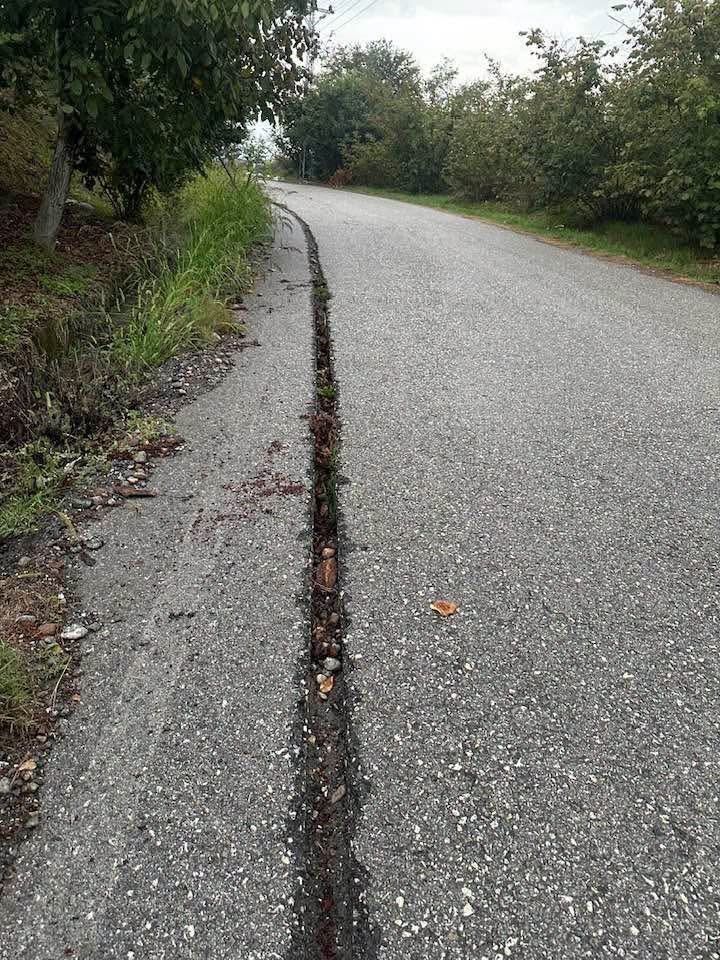 Fiber internet için kazılan yol kapatılmadı, köy sakinleri tepki gösterdi