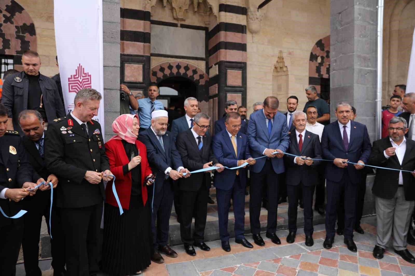 Gaziantep'te depremde hasar gören tarihi Şeyh Fethullah Camii ibadete açıldı