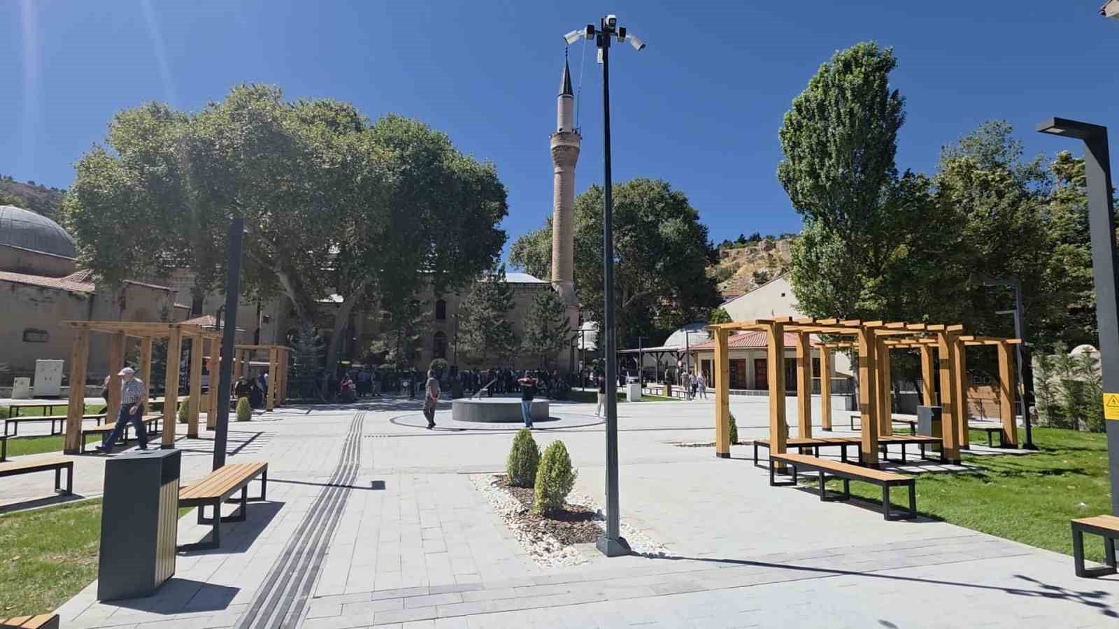 Kütahya'da tarihi doku korunarak Ulu Cami Meydanı yenilendi
