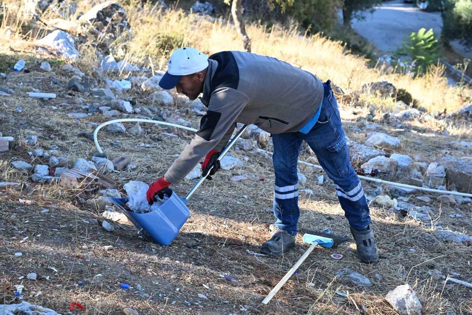 Manisa'nın tarihi ve doğal güzelliklerine uzanan yolda temizlik çalışması