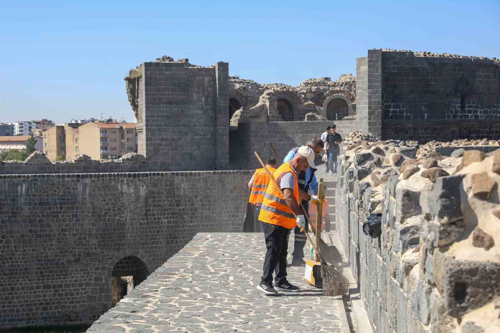 Tarihi Diyarbakır surlarında temizlik çalışması