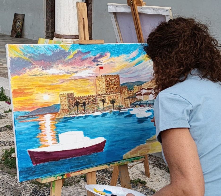 Çeşme'nin tarihi dokusu 9 sanatçının tuvalinde hayat buldu
