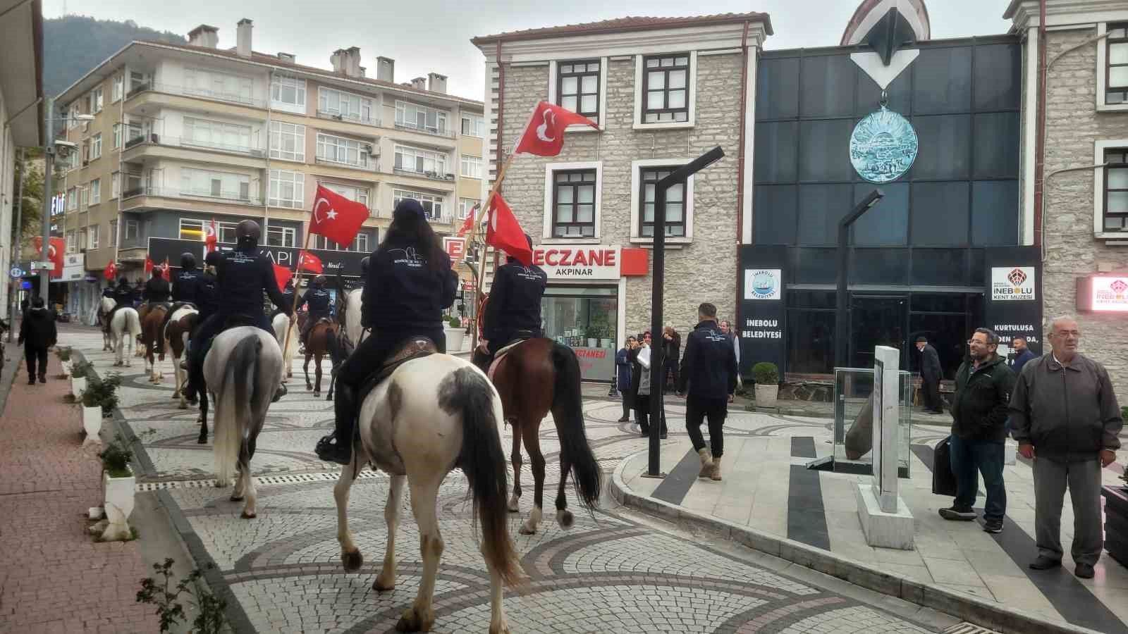 Cumhuriyet'in 103'üncü yıl dönümünde tarihi İstiklal Yolu'nu atlarla geçiyorlar