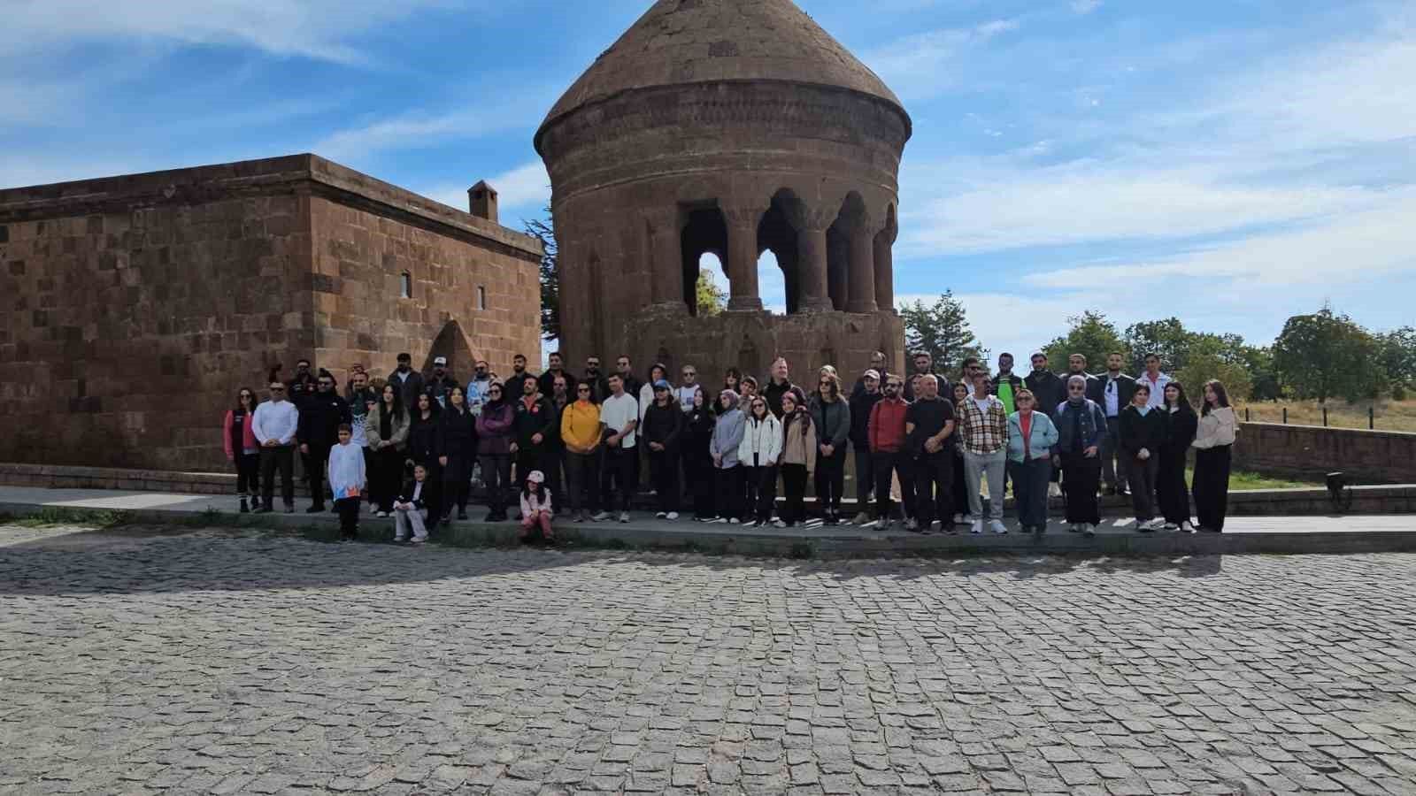 Doğaseverler Ahlat'ın tarihi ve doğal güzelliklerini keşfetti