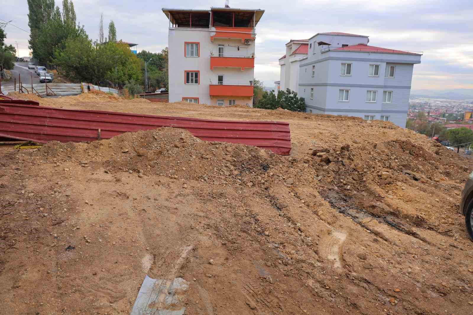 Kahramanmaraş'ta temel kazısında çöken alan ve yol toprakla dolduruldu