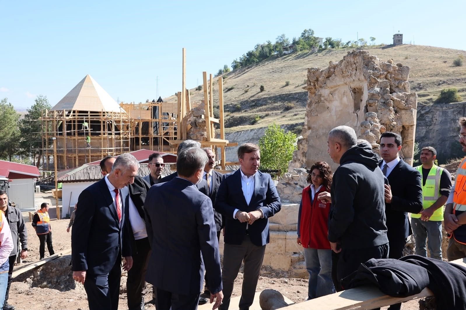 Kemah Sultan Melik Türbesi'ndeki restorasyon çalışmaları incelendi