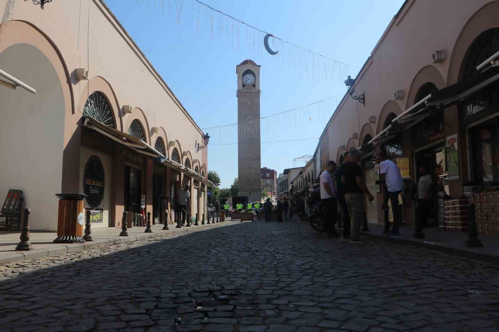 Tarihi Büyük Saat Kulesi'nin bulunduğu cadde trafiğe kapatıldı