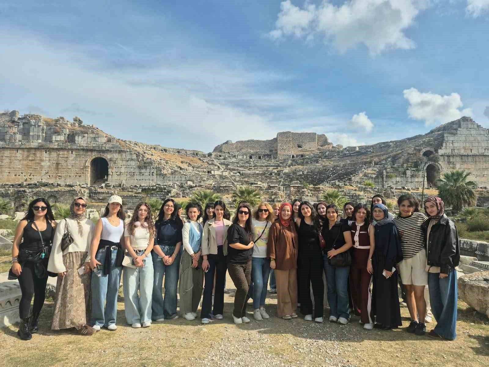 Üniversite öğrencileri Didim ve Milet'in tarihi mirasını keşfetti